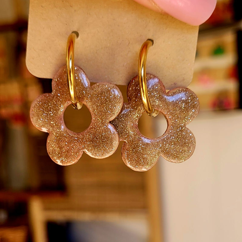Boucles d'oreilles créole dorée et pampille Fleur réversible beige taupe irisé et beige pailleté