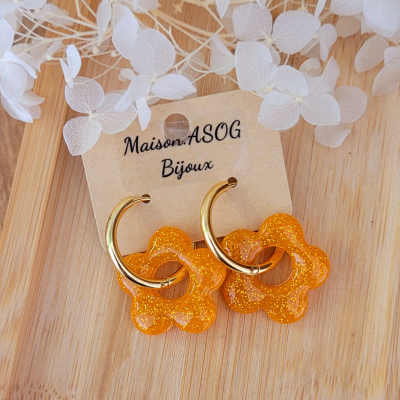Boucles d'oreilles créole dorée et pampille Fleur pailletée orange
