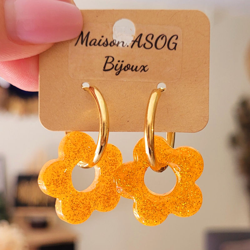 Boucles d'oreilles créole dorée et pampille Fleur pailletée orange