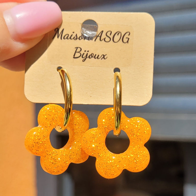 Boucles d'oreilles créole dorée et pampille Fleur pailletée orange