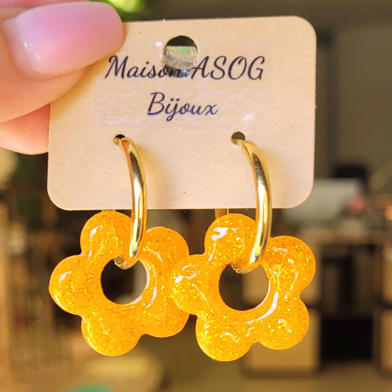 Boucles d'oreilles créole dorée et pampille Fleur pailletée orange