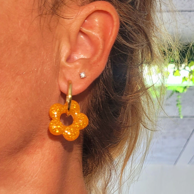 Boucles d'oreilles créole dorée et pampille Fleur pailletée orange