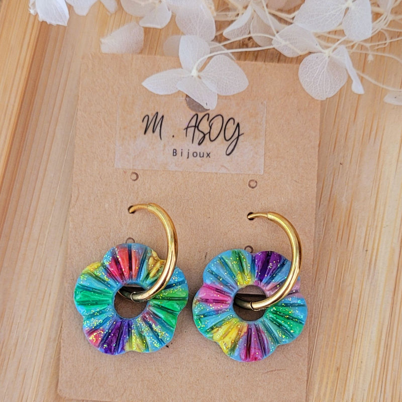 Boucles d'oreilles créole dorée et pampille Fleur striée réversible multicolore et pailletée bleu doré