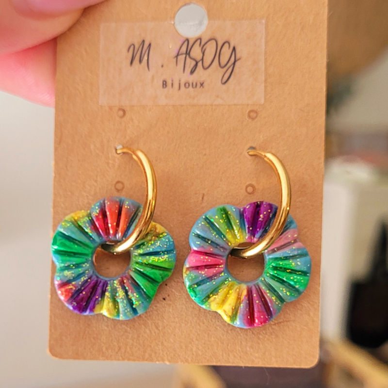 Boucles d'oreilles créole dorée et pampille Fleur striée réversible multicolore et pailletée bleu doré