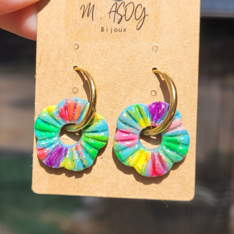 Boucles d'oreilles créole dorée et pampille Fleur striée réversible multicolore et pailletée bleu doré