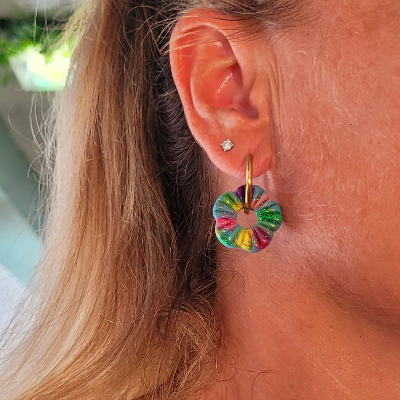 Boucles d'oreilles créole dorée et pampille Fleur striée réversible multicolore et pailletée bleu doré