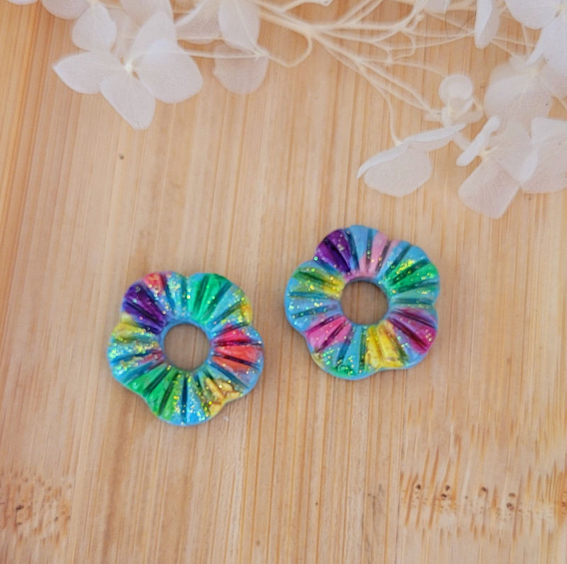 Boucles d'oreilles créole dorée et pampille Fleur striée réversible multicolore et pailletée bleu doré
