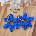 Boucles d'oreilles créole dorée et pampille Flora réversible paillette bleu marine holographique et bleu marine