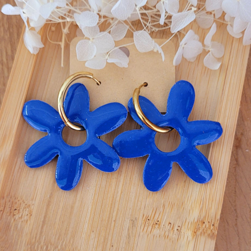 Boucles d'oreilles créole dorée et pampille Flora réversible paillette bleu marine holographique et bleu marine