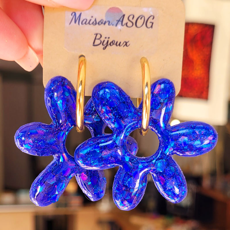 Boucles d'oreilles créole dorée et pampille Flora réversible paillette bleu marine holographique et bleu marine