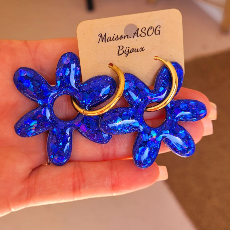 Boucles d'oreilles créole dorée et pampille Flora réversible paillette bleu marine holographique et bleu marine
