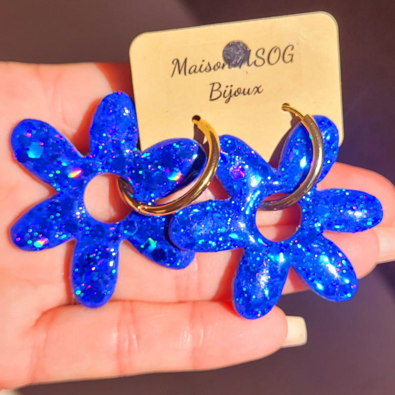 Boucles d'oreilles créole dorée et pampille Flora réversible paillette bleu marine holographique et bleu marine