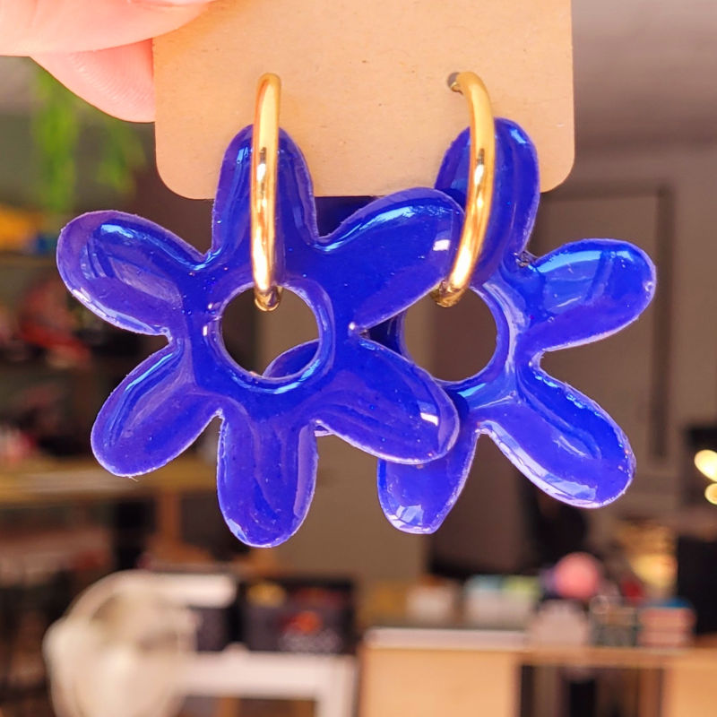 Boucles d'oreilles créole dorée et pampille Flora réversible paillette bleu marine holographique et bleu marine