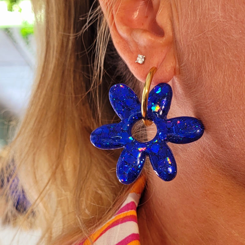 Boucles d'oreilles créole dorée et pampille Flora réversible paillette bleu marine holographique et bleu marine