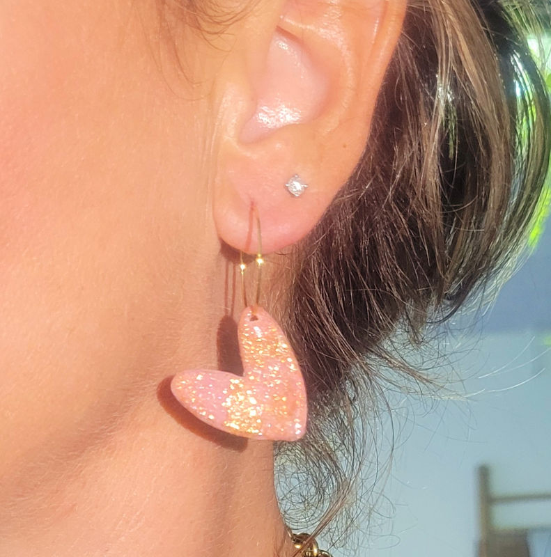 Boucle d'oreille créole dorée Love marbré rose pailleté rosé cuivré