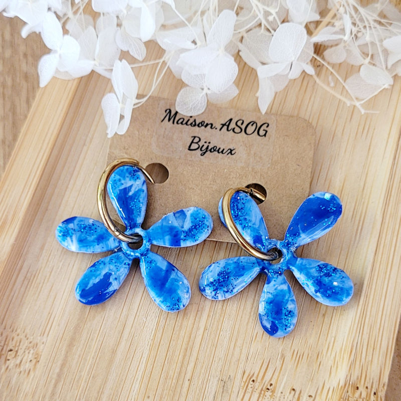 Boucles d'oreilles créole dorée et pampille Paola marbrée bleu marine bleu roi bleu ciel et paillette