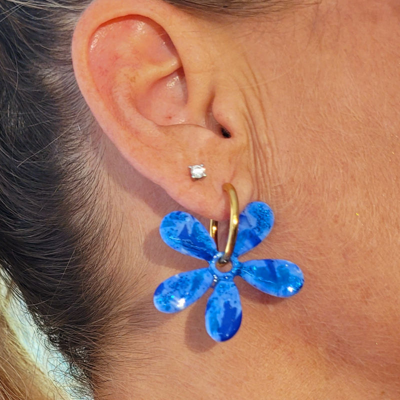 Boucles d'oreilles créole dorée et pampille Paola marbrée bleu marine bleu roi bleu ciel et paillette