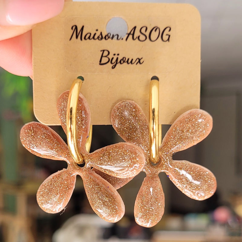 Boucles d'oreilles créole dorée et pampille Paola beige taupe pailleté