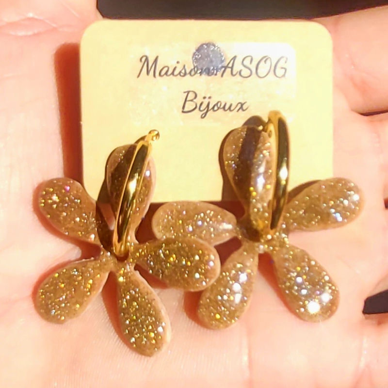 Boucles d'oreilles créole dorée et pampille Paola beige taupe pailleté