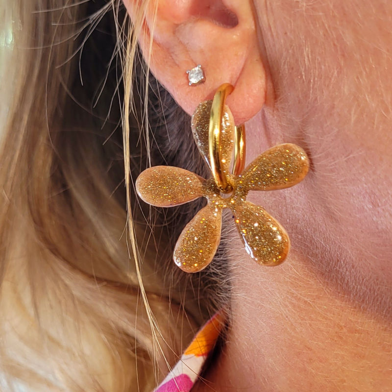 Boucles d'oreilles créole dorée et pampille Paola beige taupe pailleté