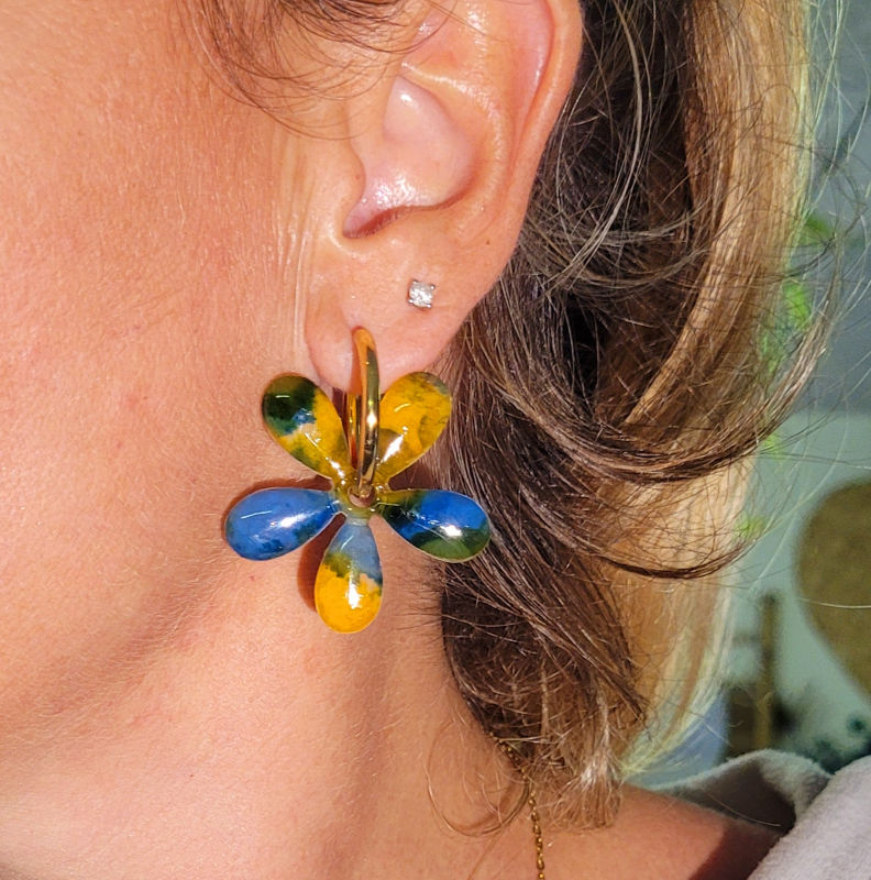 Boucles d'oreilles créole dorée et pampille Paola effet tortoise bleu jaune vert