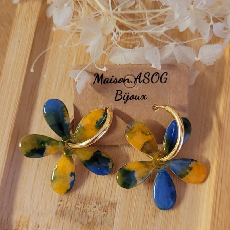 Boucles d'oreilles créole dorée et pampille Paola effet tortoise bleu jaune vert