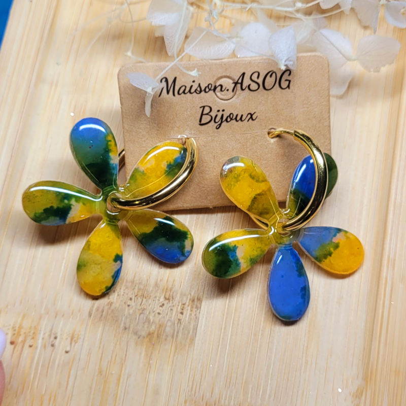 Boucles d'oreilles créole dorée et pampille Paola effet tortoise bleu jaune vert