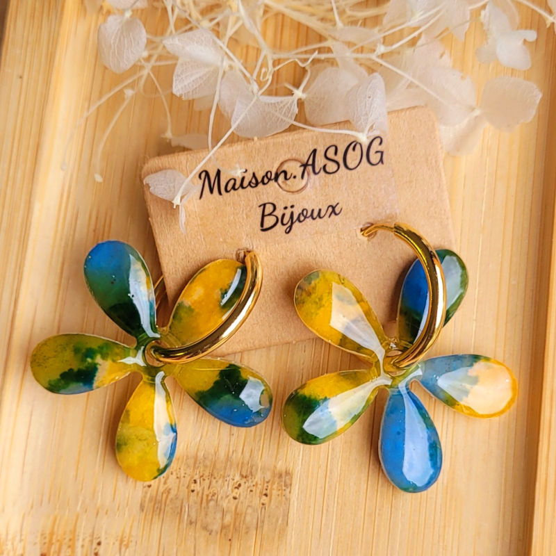 Boucles d'oreilles créole dorée et pampille Paola effet tortoise bleu jaune vert