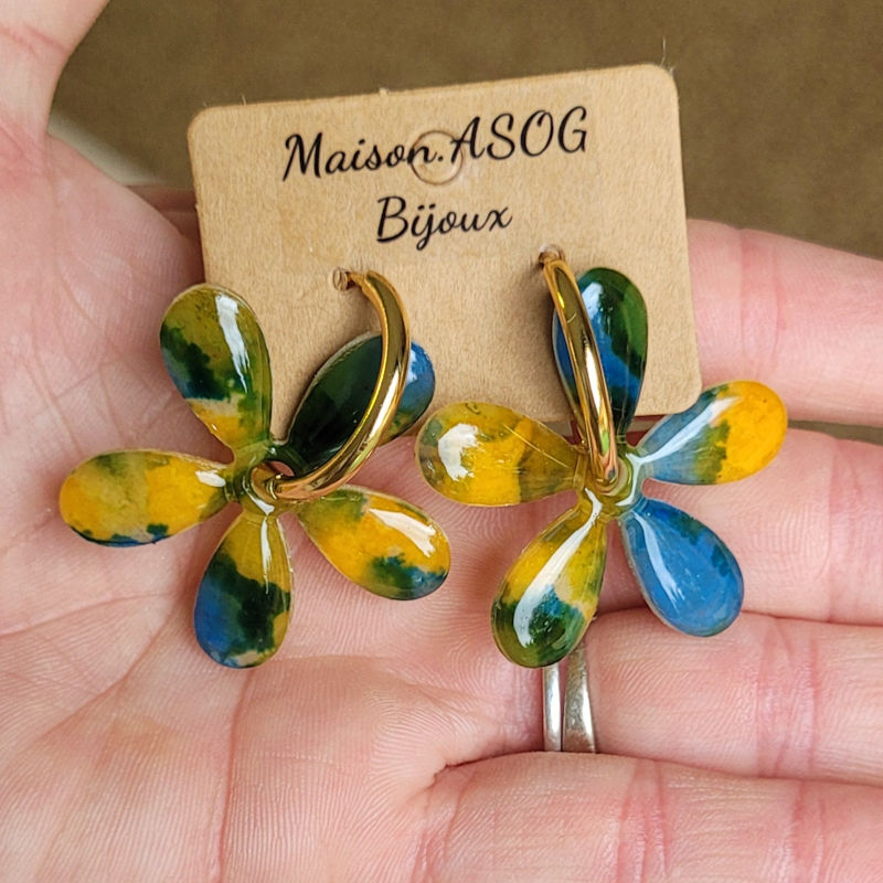 Boucles d'oreilles créole dorée et pampille Paola effet tortoise bleu jaune vert