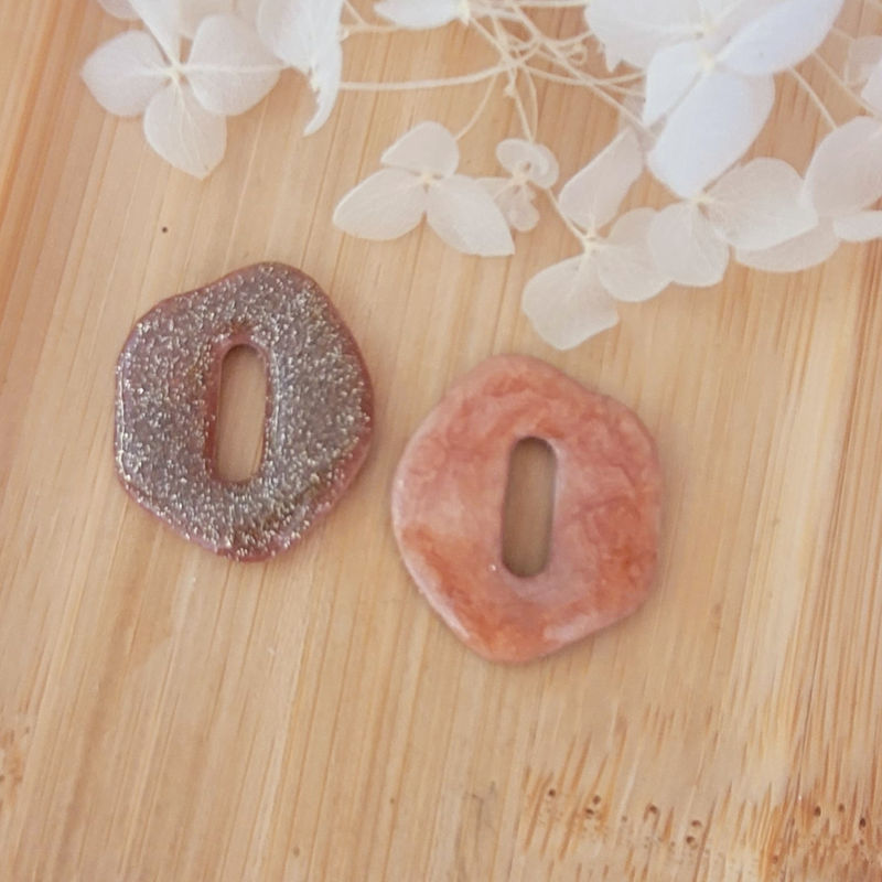 Boucles d'oreilles créole dorée et pampille Bora réversible beige rosé irisé et beige taupe pailleté