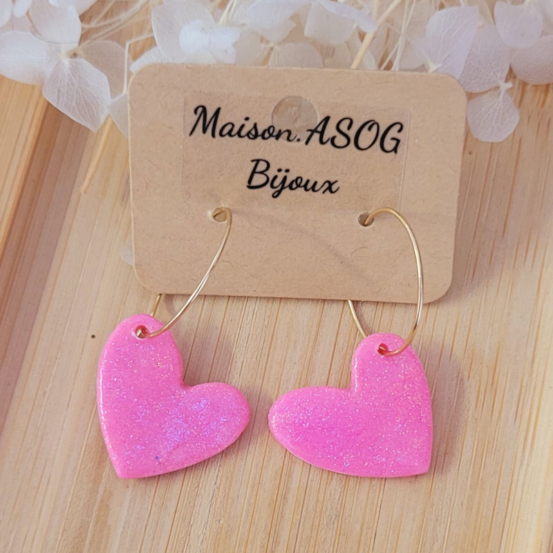 Boucle d'oreille créole dorée Coeur asymétrique rose bonbon pailleté