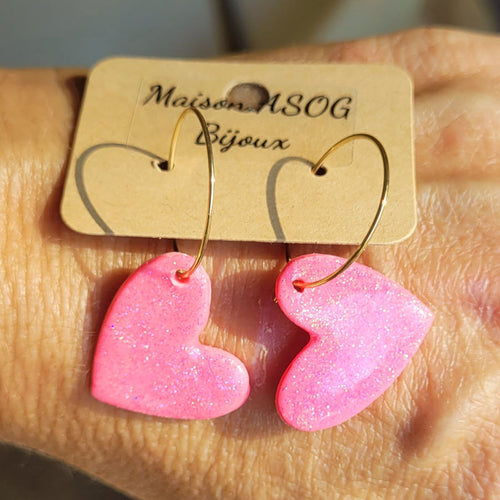 Boucle d'oreille créole dorée Coeur asymétrique rose bonbon pailleté