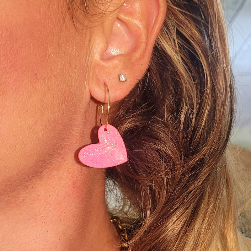 Boucle d'oreille créole dorée Coeur asymétrique rose bonbon pailleté