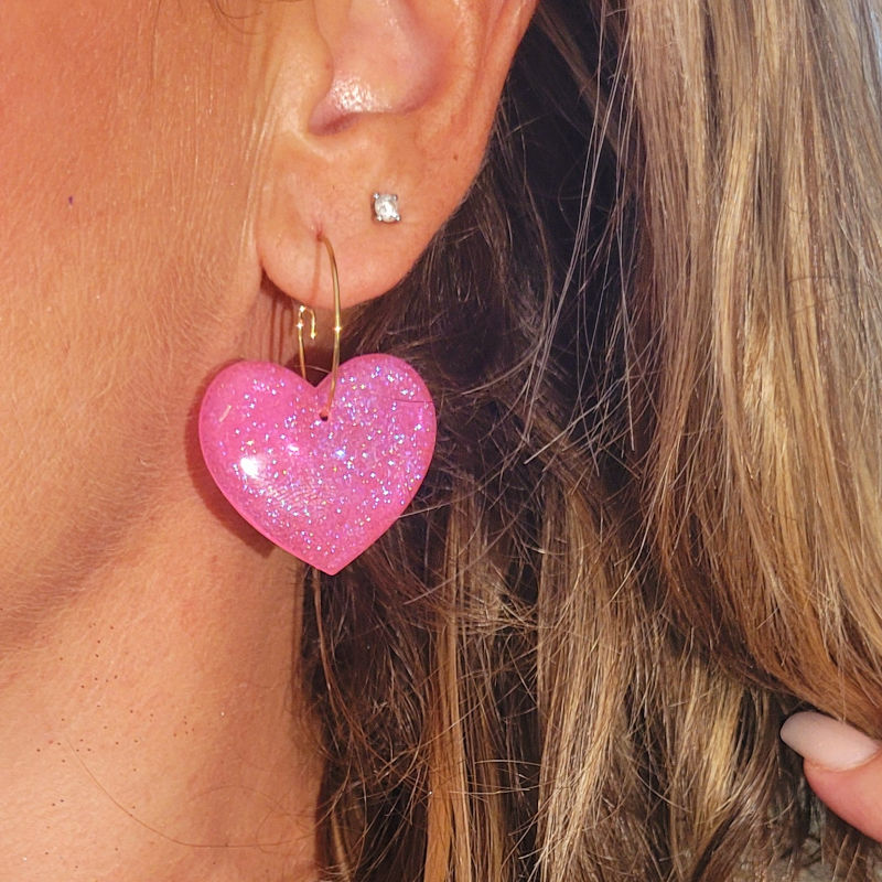 Boucle d'oreille créole dorée Coeur rose bonbon pailleté