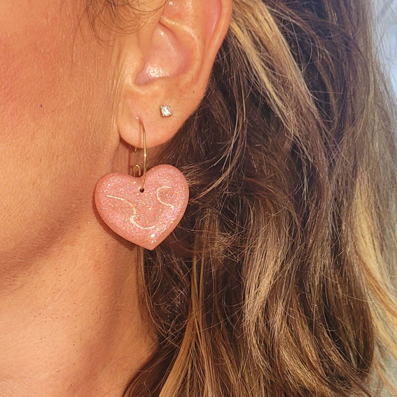 Boucle d'oreille créole dorée Coeur rose pâle pailleté