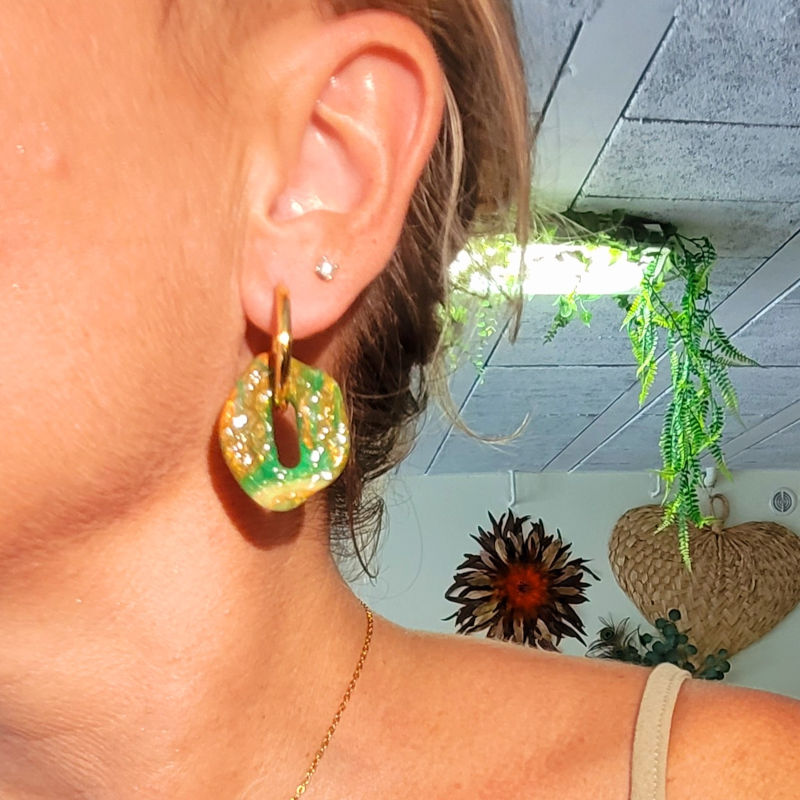 Boucles d'oreilles Créole dorée et pampille Bora martelée et marbrée caramel vert caramel kaki doré doré