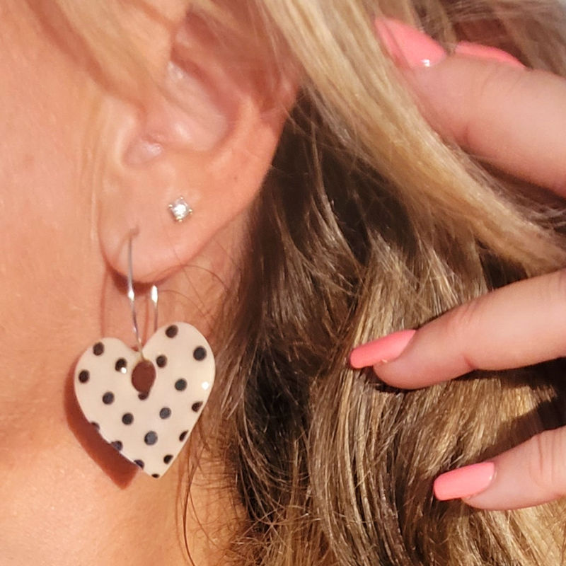 Boucles d'oreilles créole fine argentée et pampille Coeur blanche à pois noir
