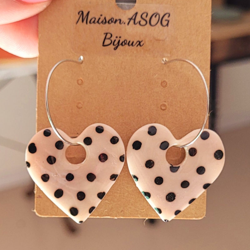 Boucles d'oreilles créole fine argentée et pampille Coeur blanche à pois noir