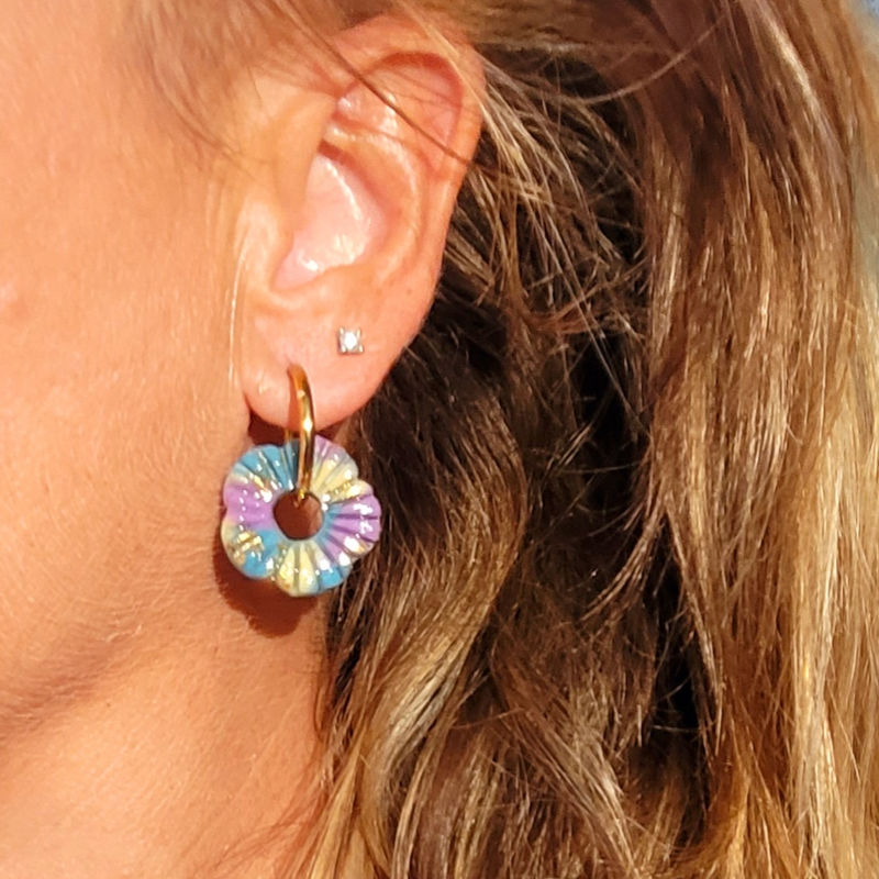 Boucles d'oreilles créole dorée et pampille Fleur striée bleu mauve jaune pâle et doré