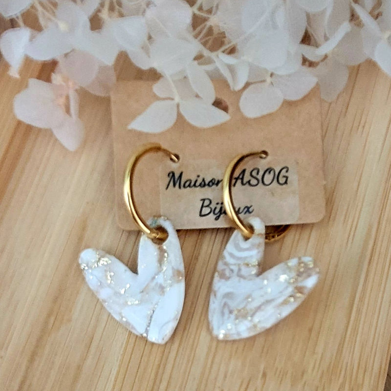 Boucles d'oreilles créole dorée et pampille Love marbrée blanc beige et doré