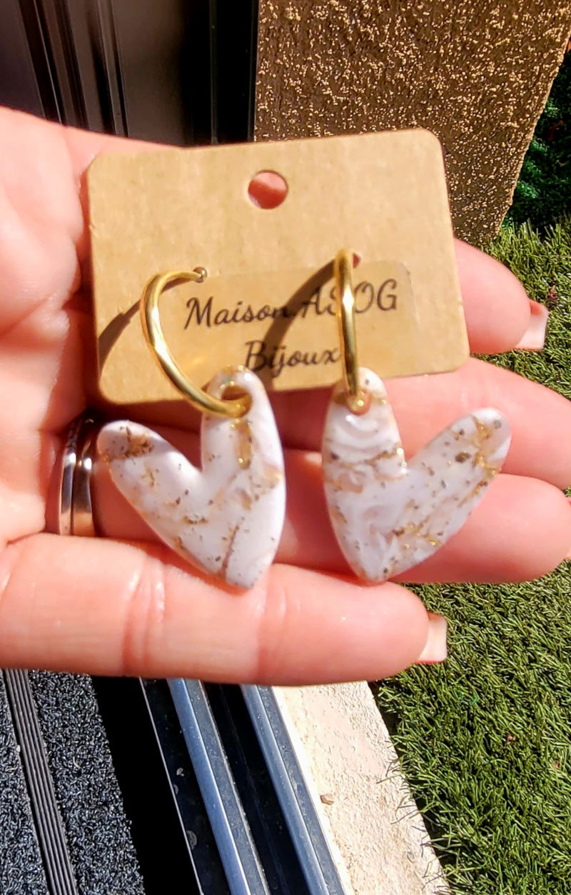 Boucles d'oreilles créole dorée et pampille Love marbrée blanc beige et doré