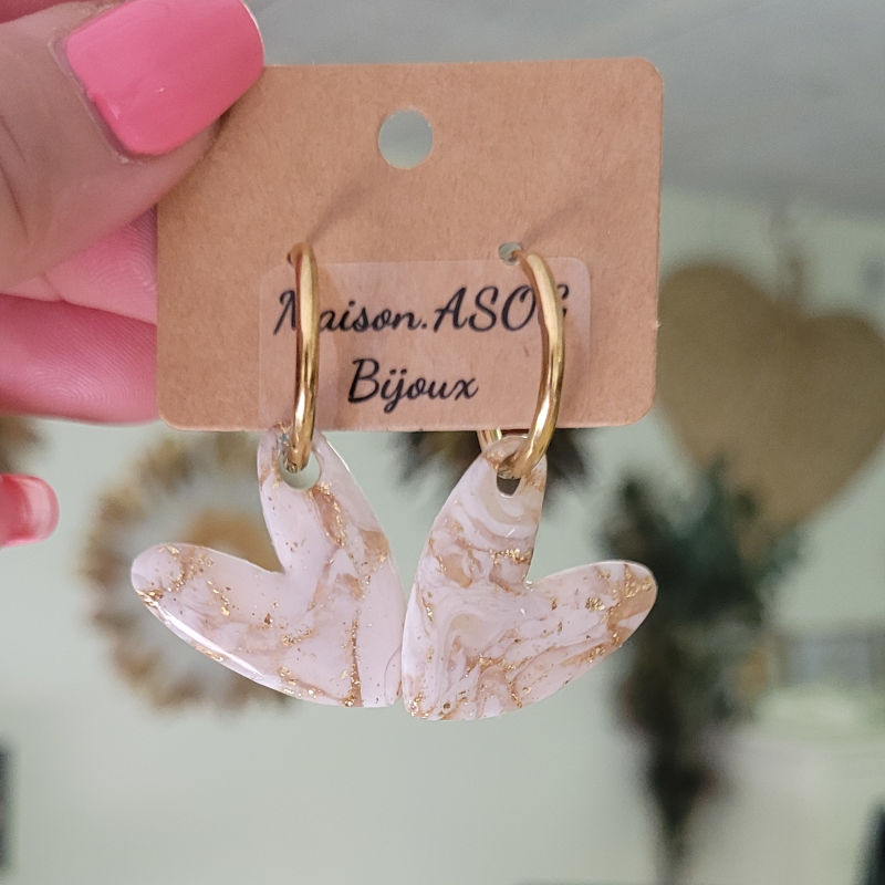Boucles d'oreilles créole dorée et pampille Love marbrée blanc beige et doré