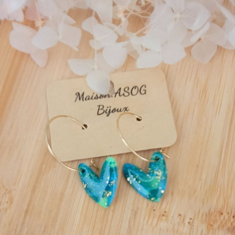 Boucles d'oreilles créole fine dorée et pampille Mini Love marbrée bleu vert et doré
