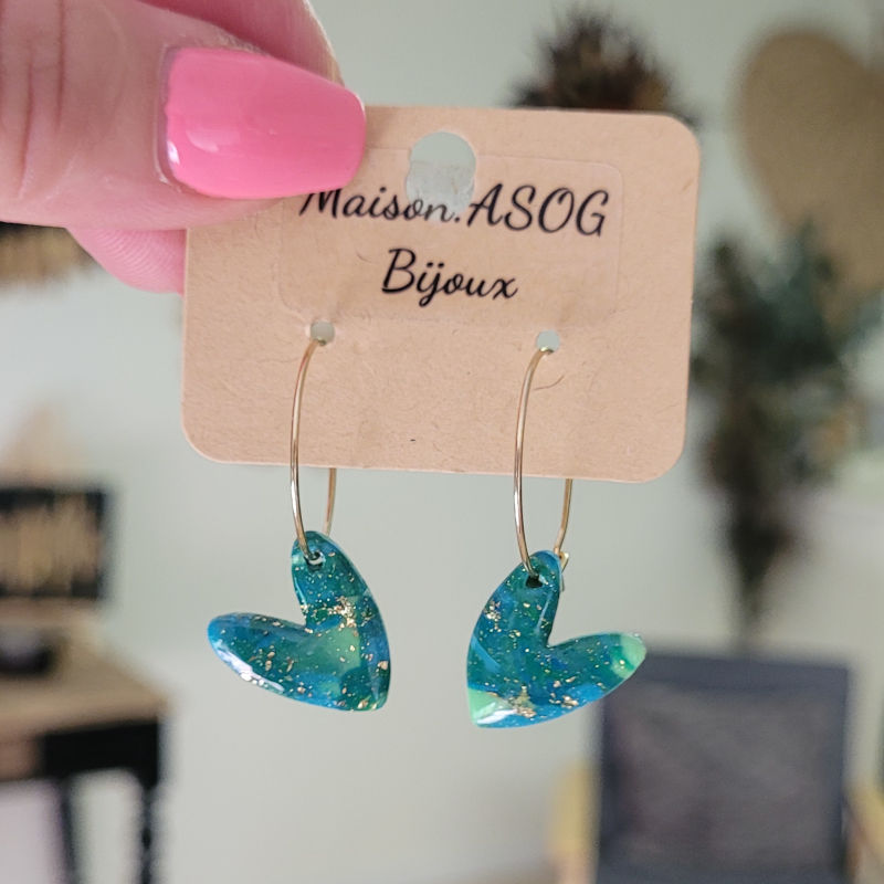 Boucles d'oreilles créole fine dorée et pampille Mini Love marbrée bleu vert et doré