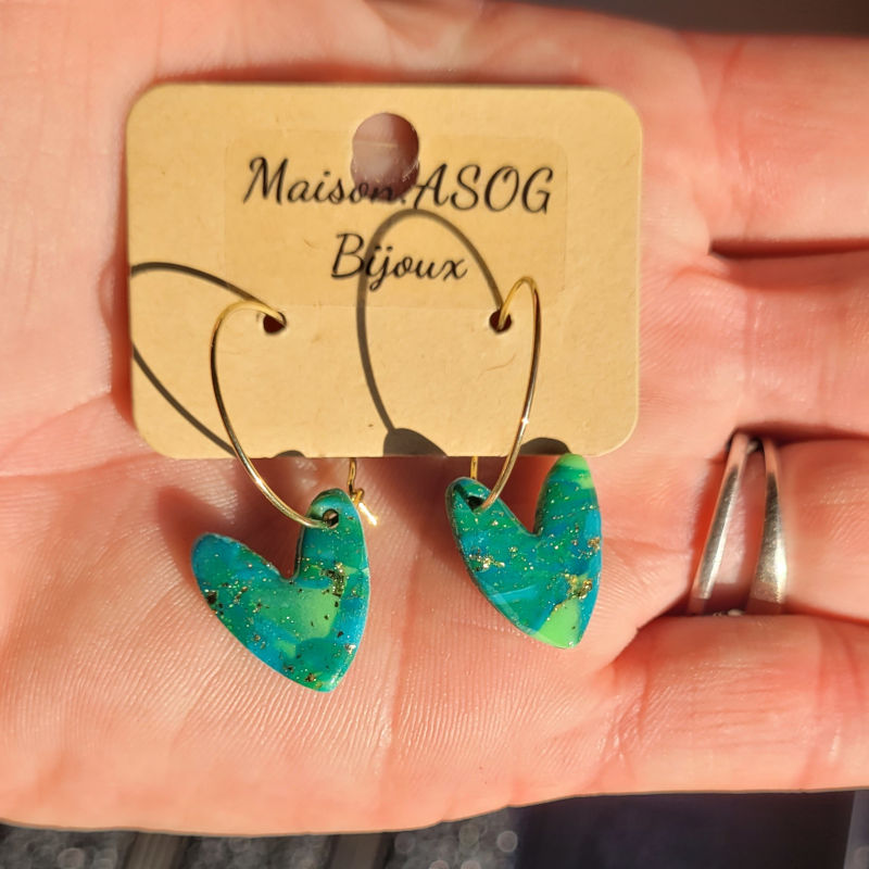 Boucles d'oreilles créole fine dorée et pampille Mini Love marbrée bleu vert et doré