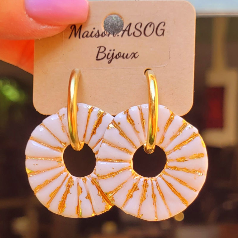 Boucles d'oreilles créole dorée et pampille médaillon strié blanc et doré
