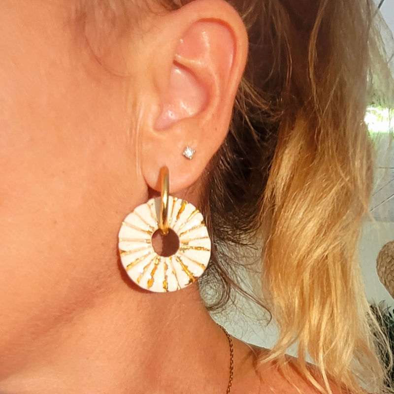 Boucles d'oreilles créole dorée et pampille médaillon strié blanc et doré