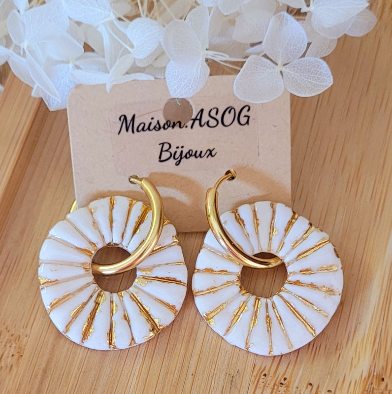 Boucles d'oreilles créole dorée et pampille médaillon strié blanc et doré