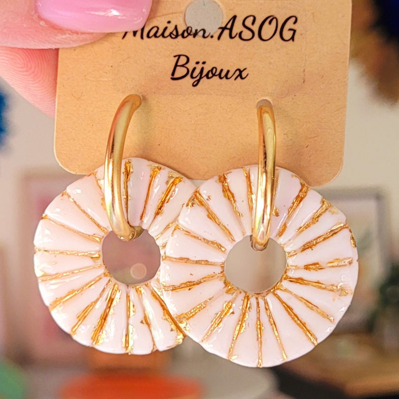 Boucles d'oreilles créole dorée et pampille médaillon strié blanc et doré