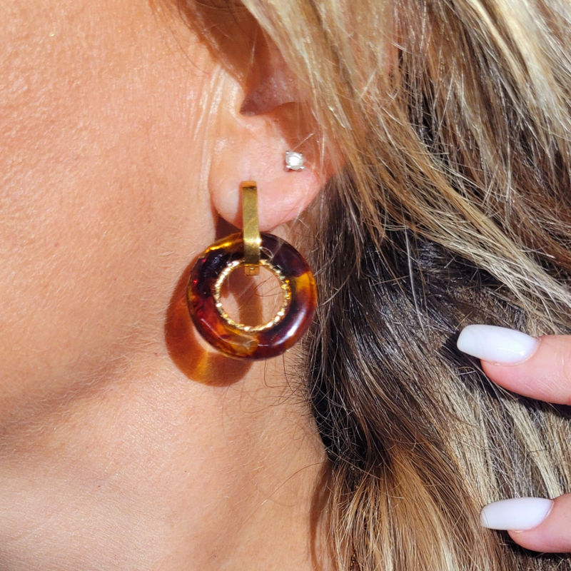 Boucles d'oreille Créole rectangulaire plate dorée pampille Anora effet tortoise marron caramel